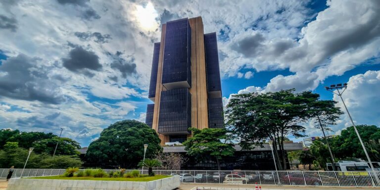 Banco Central revisa alta da inflação devido ao conflito no Irã