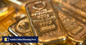 Ouro cai com dólar forte e política monetária restritiva dos EUA