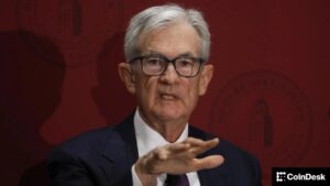 Bitcoin cai abaixo de US$ 71 mil após discurso de Jerome Powell e pausa do Fed