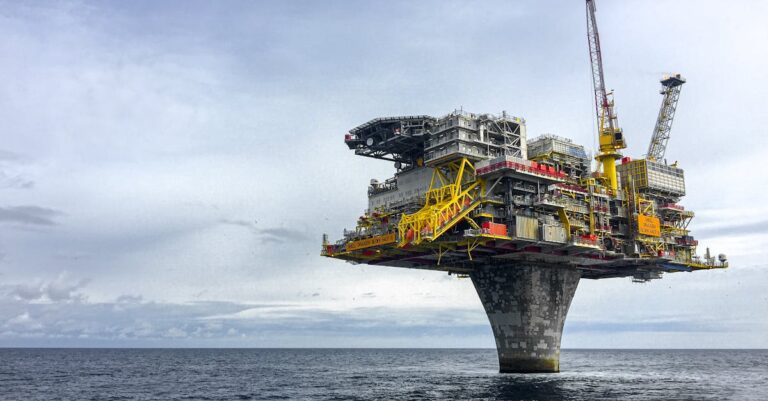 Alta do petróleo pressiona alta nas taxas futuras de juros curtas e intermediárias