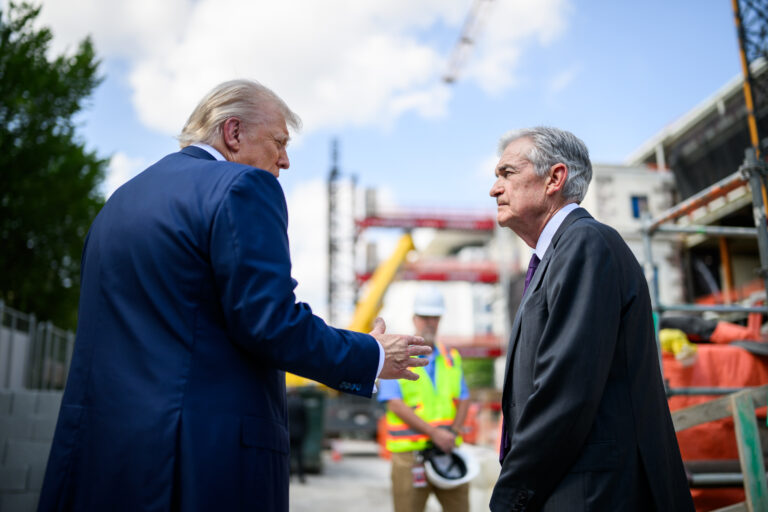 Presidente Donald Trump criticado por Jerome Powell sobre controle da inflação