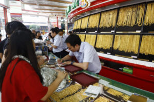 Ouro recua com expectativas de alta de juros pelo Fed diminuindo