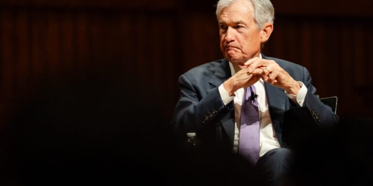 Investidores descartam corte de juros do Fed após inflação e negociações no Irã