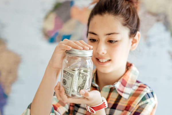 Como usar o pensamento econômico para decisões financeiras pessoais mais eficientes