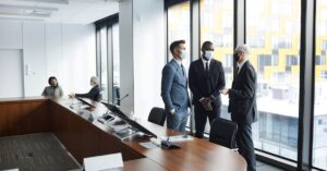 Inflação PCE permanece alta em fevereiro, influenciando decisão do Fed