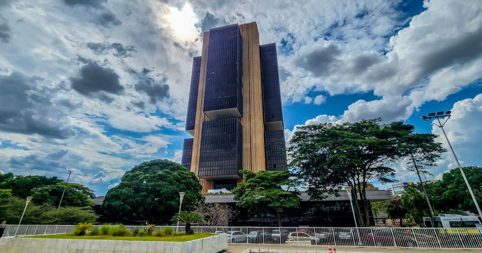 Banco Central revisa alta da inflação devido ao conflito no Irã