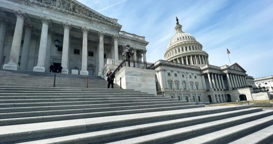 Legisladores dos EUA apresentam novo projeto para reformular imposto sobre criptomoedas