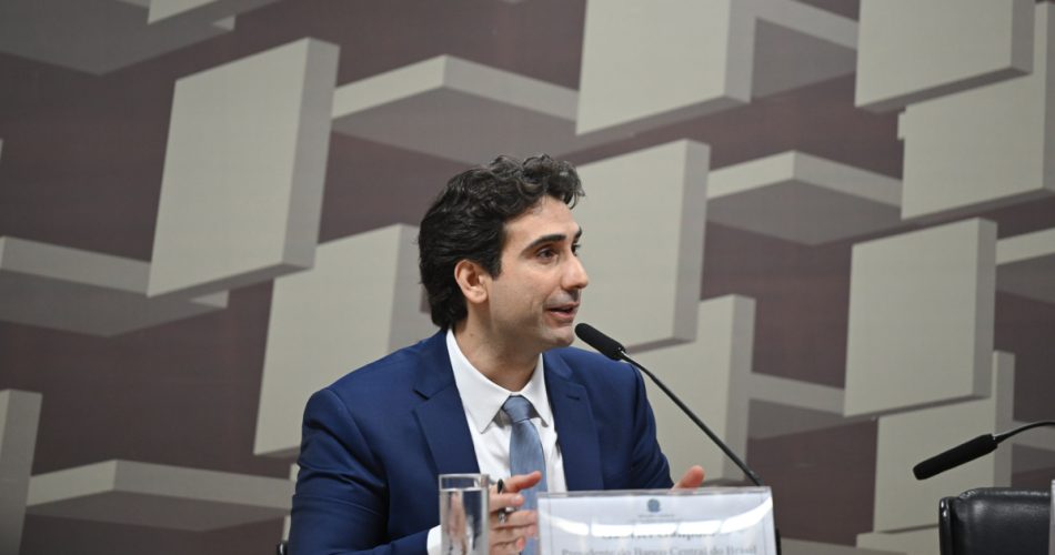PT e Galípolo divergem sobre proposta de ampliar autonomia do Banco Central
