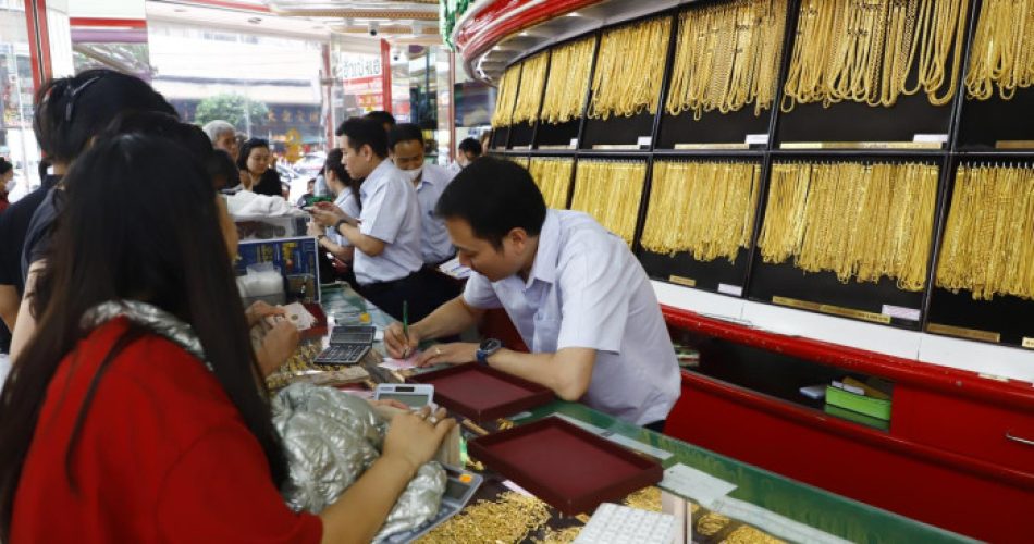 Ouro recua com expectativas de alta de juros pelo Fed diminuindo