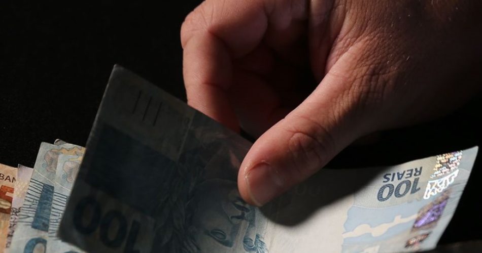 Focus projeta alta contínua dos juros e pressiona cenário econômico