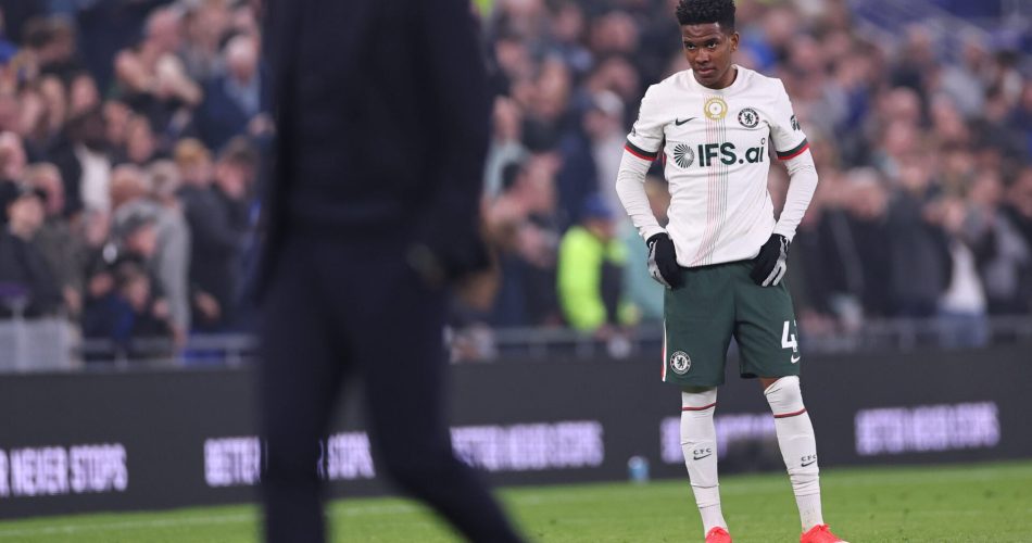 Estevão Willian demonstra frustração com a situação atual do Chelsea