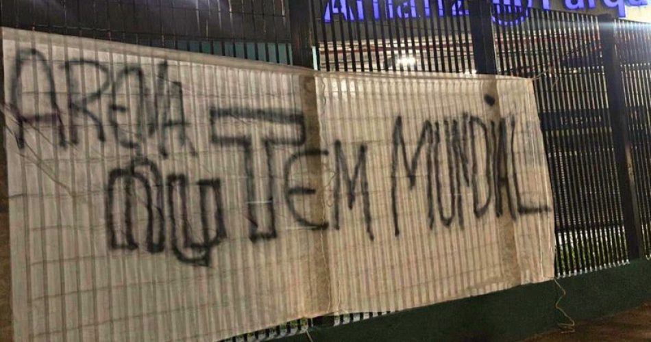 Corinthians ironiza Palmeiras com faixa: ‘Arena nu não tem mundial’