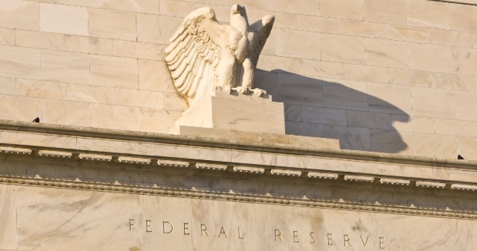 Como a política do Fed impacta as estratégias dos investidores